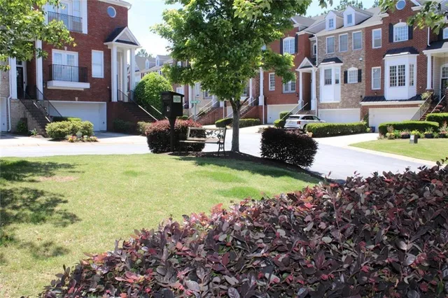 a view of yard with green space