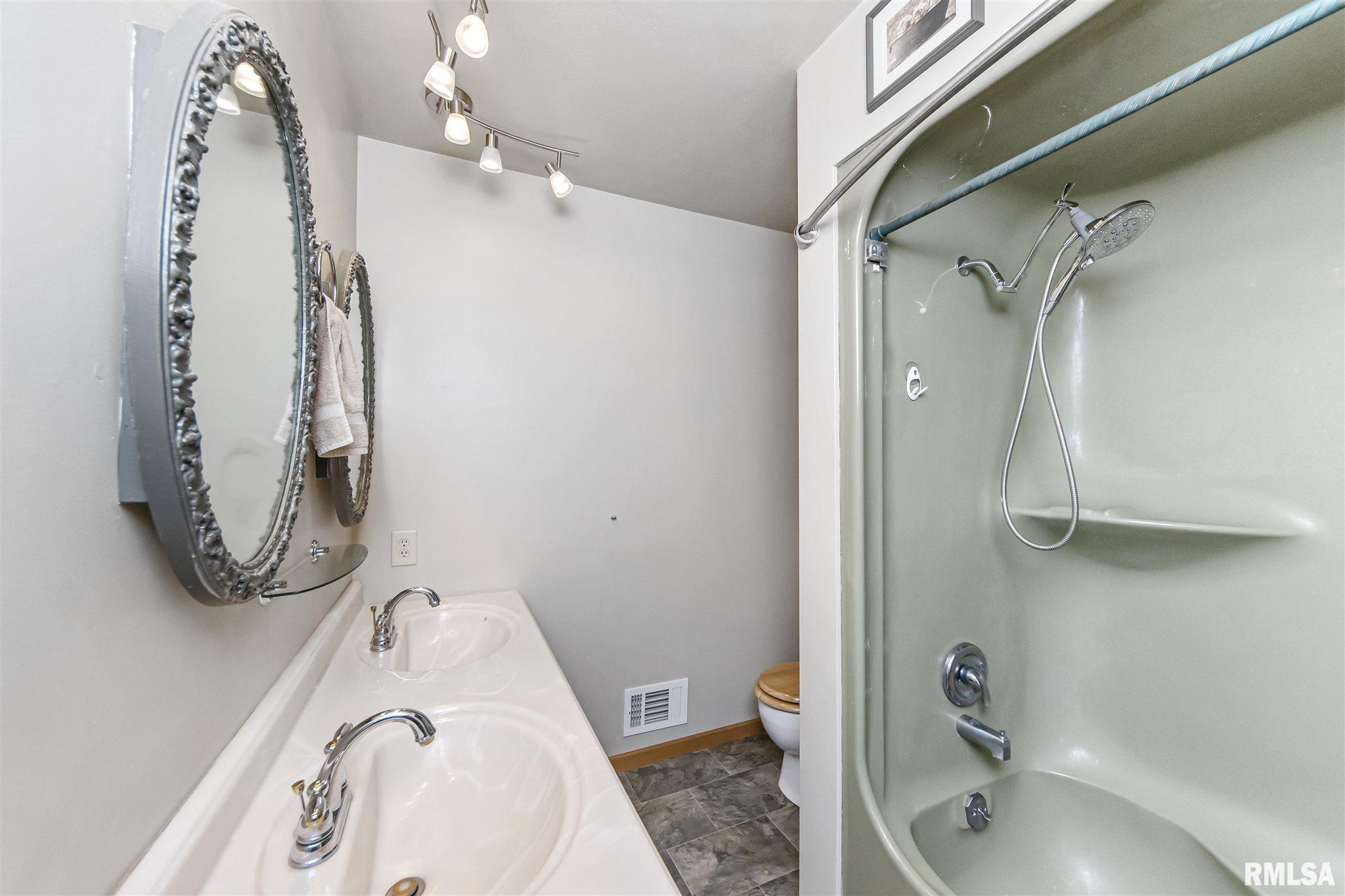 1084 Upper Spring Bay Road East Peoria, IL 61611 - Photo 27 of 40 Gallery Image 27