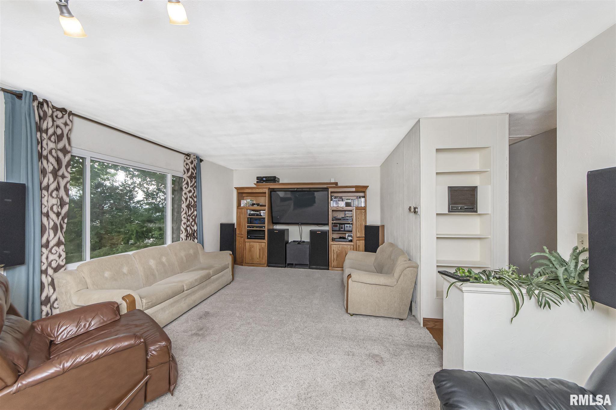1084 Upper Spring Bay Road East Peoria, IL 61611 - Photo 4 of 40 Gallery Image 4