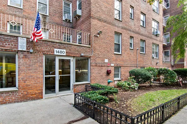 $230,000 | 1480 Thieriot Avenue, Unit 5M | Stratton Park
