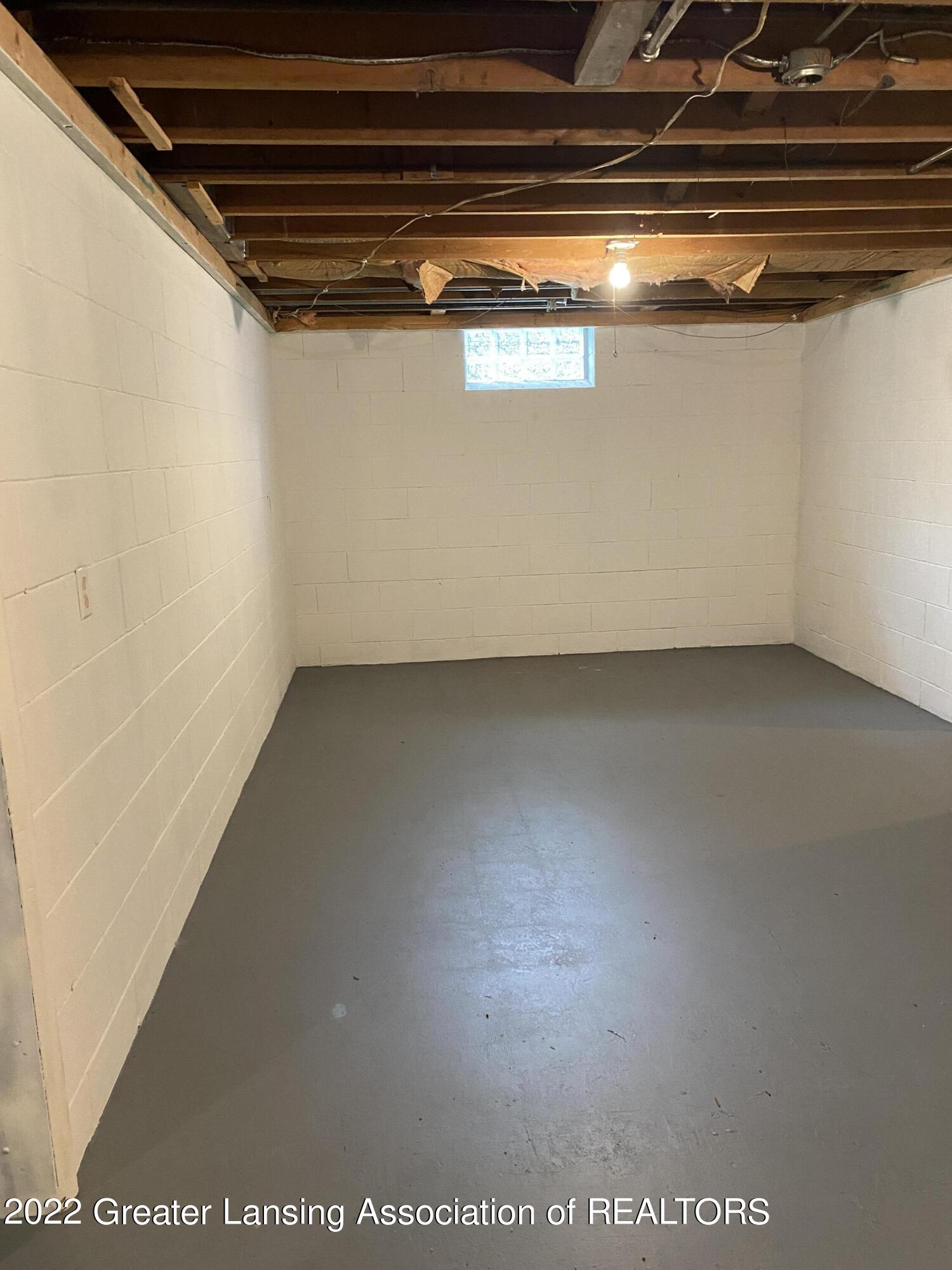 1905 West Jolly Road Lansing, MI 48910 - Photo 27 of 37 20220627_205444658_iOS