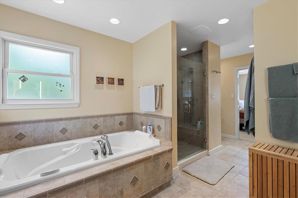 2808 Fernwald Road Pittsburgh, PA 15217 - Photo 16 of 30 Owner's Bath