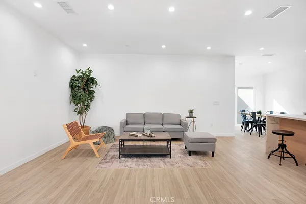 $1,149,000 | 14868 1486 1/2 Envoy, Sylmar, CA 91342