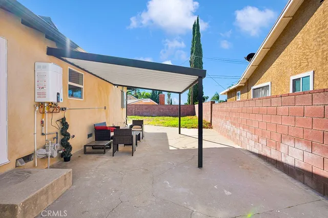 a view of a house with backyard