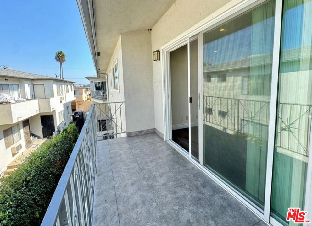 2040 South Sherbourne Drive, Unit 4 Los Angeles, CA 90034 - Photo 12 of 14 a view of entryway and hall