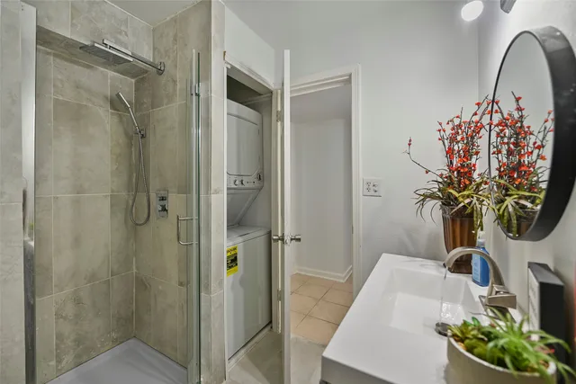 a view of empty room with ceiling fan