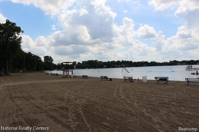 3977 Elmhurst Road Waterford, MI 48328 - Photo 27 of 30 27.jpg