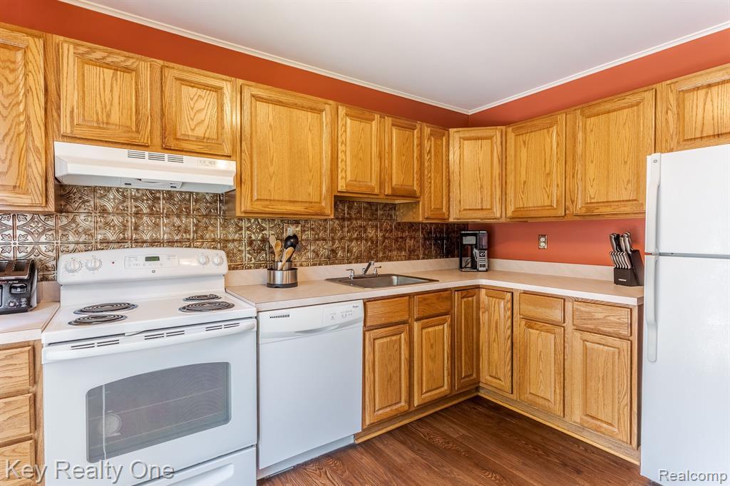 1050 Larson Court Rochester Hills, MI 48307 - Photo 7 of 34