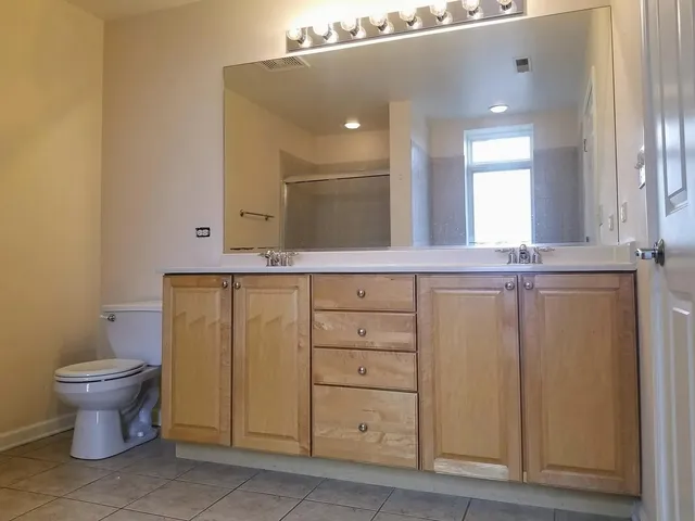 $2,600 | 5036 West Pensacola Avenue, Unit 402, Chicago, IL 60641