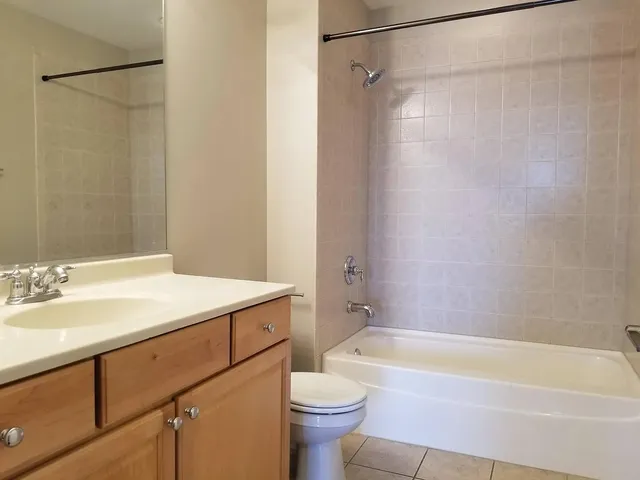 $2,600 | 5036 West Pensacola Avenue, Unit 402, Chicago, IL 60641