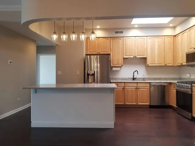 $2,600 | 5036 West Pensacola Avenue, Unit 402, Chicago, IL 60641