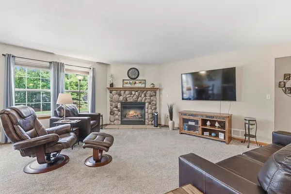 $559,900 | 1189 Mockingbird Drive, Oconomowoc, WI 53066