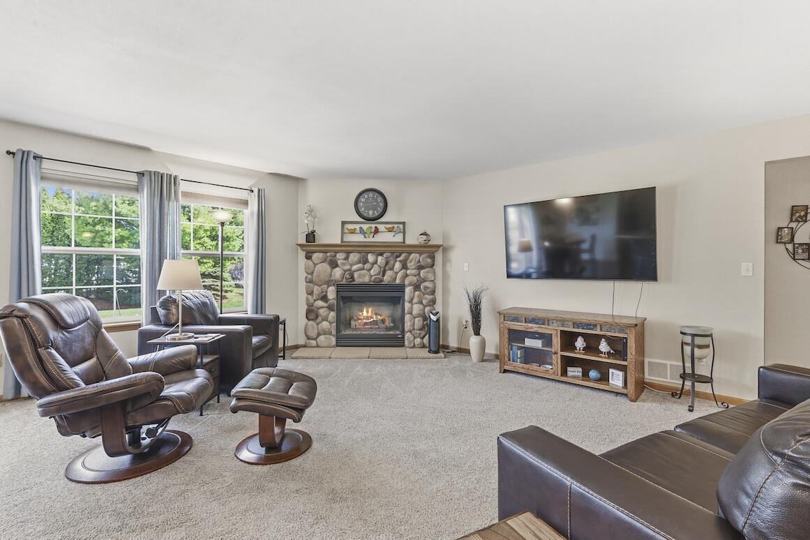1189 Mockingbird Drive Oconomowoc, WI 53066 - Photo 7 of 31 Living Room