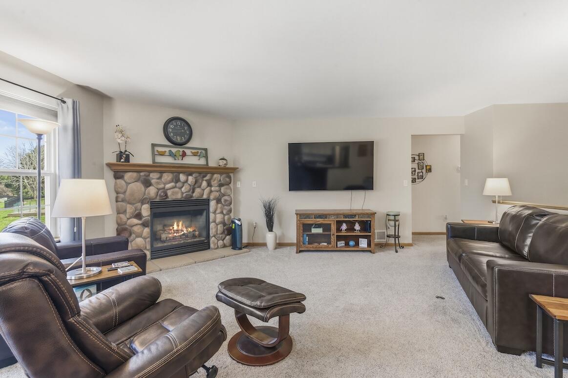 1189 Mockingbird Drive Oconomowoc, WI 53066 - Photo 8 of 31 Living Room w/GFP