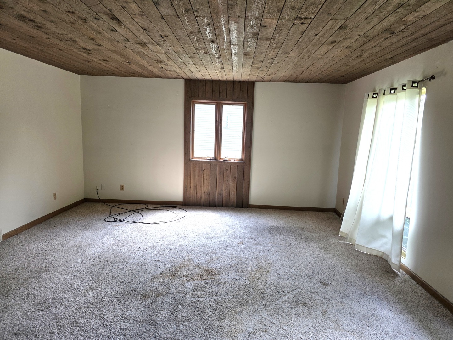 1546 Wheeler Street Woodstock, IL 60098 - Photo 11 of 32 an empty room with windows