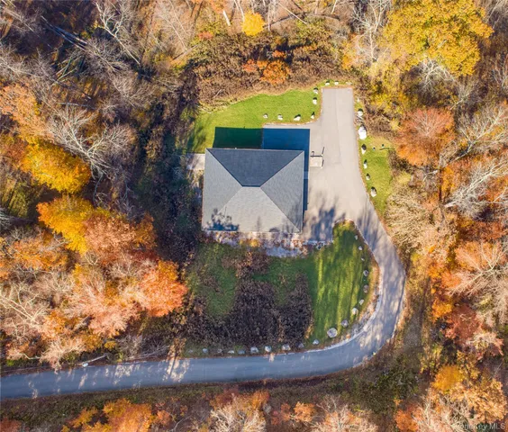 a view of a yard in front of house