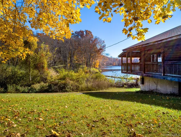 a view of house with garden space