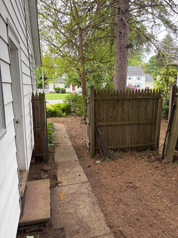 16 Fenimore Boulevard Springfield, MA 01108 - Photo 10 of 33