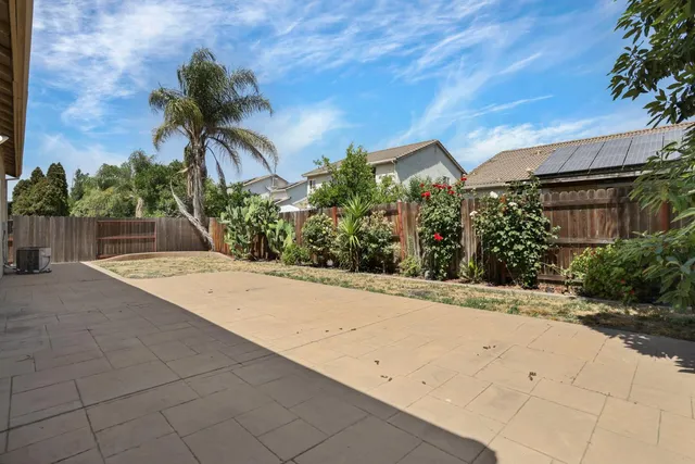 a view of a backyard