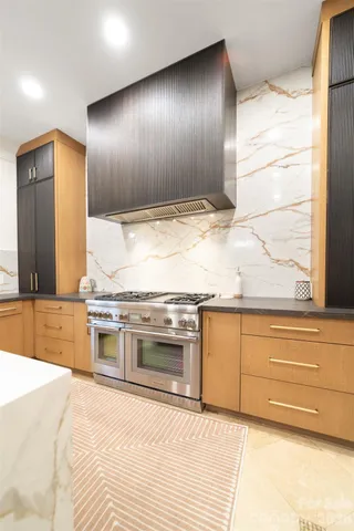 a view of a livingroom and dining room