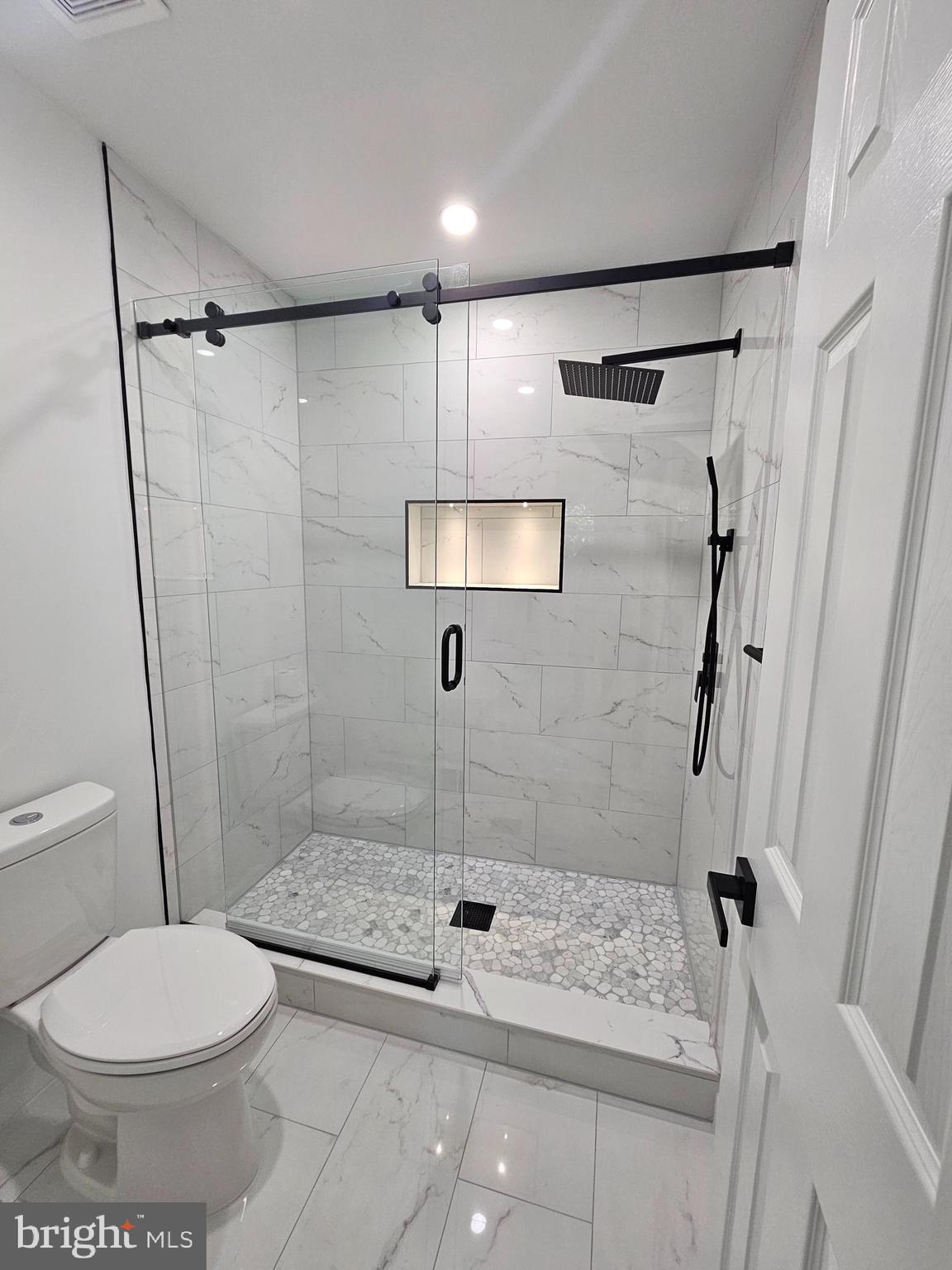 12913 Layhill Road Silver Spring, MD 20906 - Photo 6 of 49 Main bath