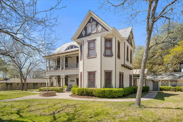 $449,500 | 501 West Moore Avenue, Moulton, TX 77975