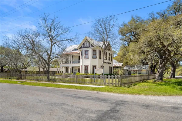 $449,500 | 501 West Moore Avenue, Moulton, TX 77975