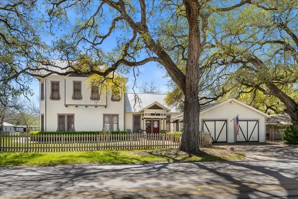 $449,500 | 501 West Moore Avenue, Moulton, TX 77975