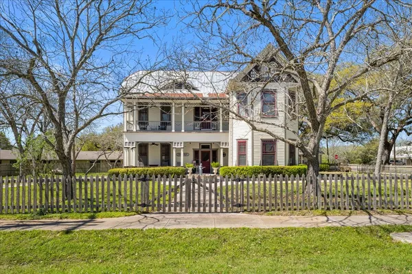 $449,500 | 501 West Moore Avenue, Moulton, TX 77975