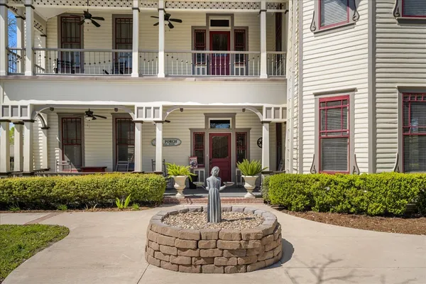 $449,500 | 501 West Moore Avenue, Moulton, TX 77975