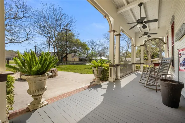 $449,500 | 501 West Moore Avenue, Moulton, TX 77975