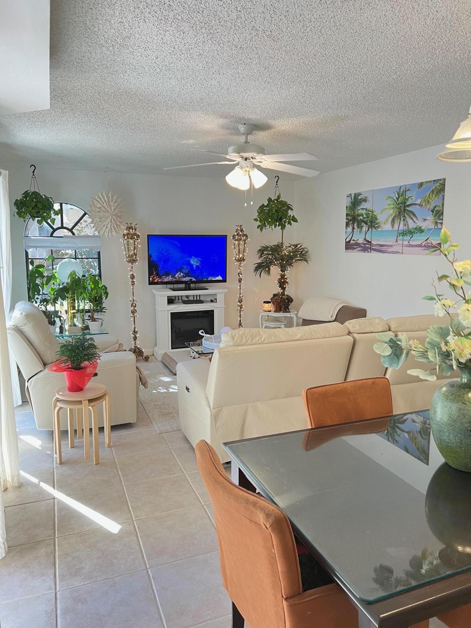 8104 Severn Drive, Unit C Boca Raton, FL 33433 - Photo 5 of 14 LIVING ROOM