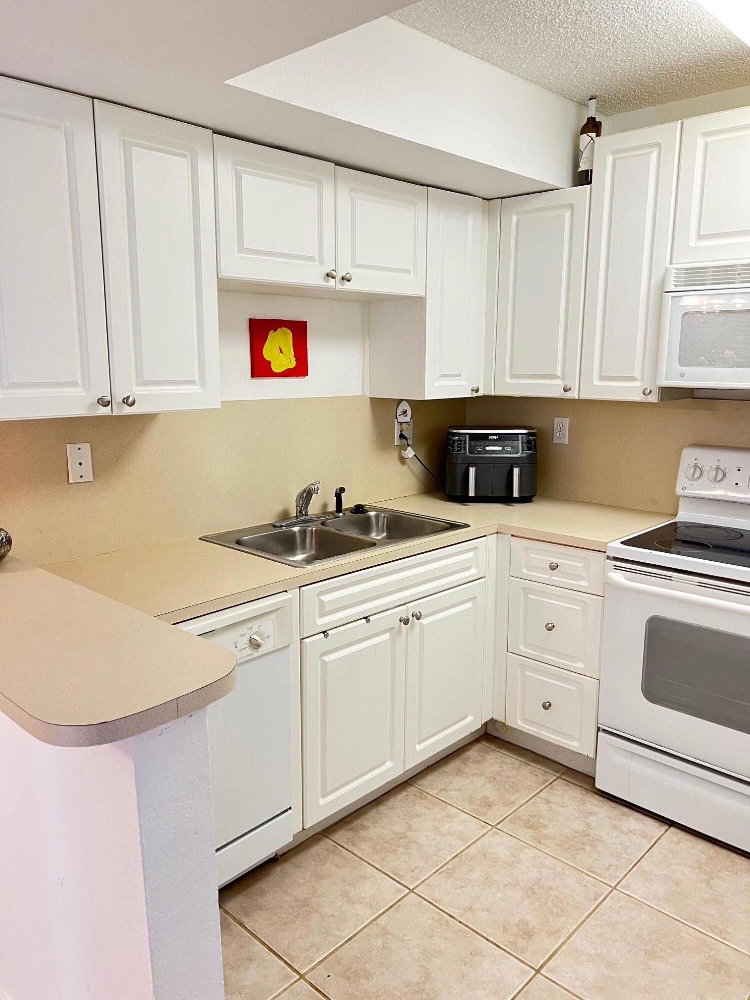 8104 Severn Drive, Unit C Boca Raton, FL 33433 - Photo 6 of 14 KITCHEN