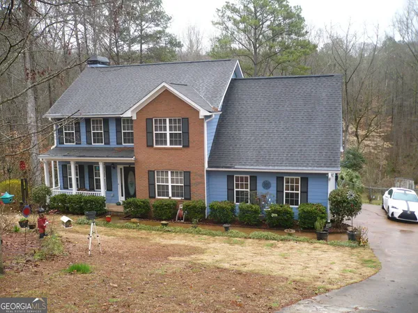 a view of a yard in front of house