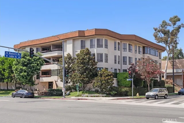 $924,900 | 10409 Riverside Drive, Unit 203, Toluca Lake, CA 91602