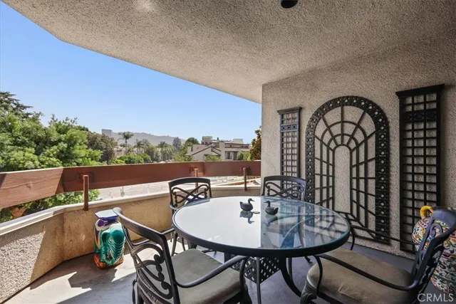 $924,900 | 10409 Riverside Drive, Unit 203, Toluca Lake, CA 91602