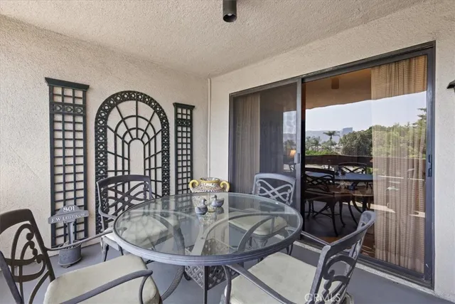 $924,900 | 10409 Riverside Drive, Unit 203, Toluca Lake, CA 91602