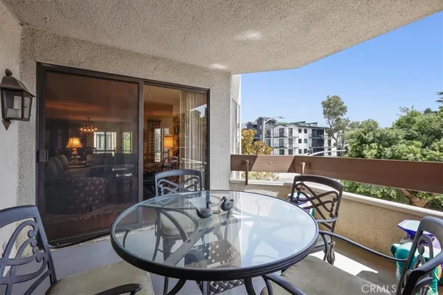 $924,900 | 10409 Riverside Drive, Unit 203, Toluca Lake, CA 91602