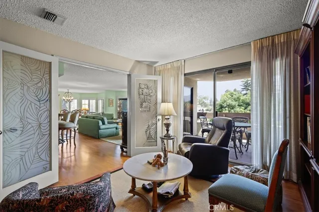$924,900 | 10409 Riverside Drive, Unit 203, Toluca Lake, CA 91602