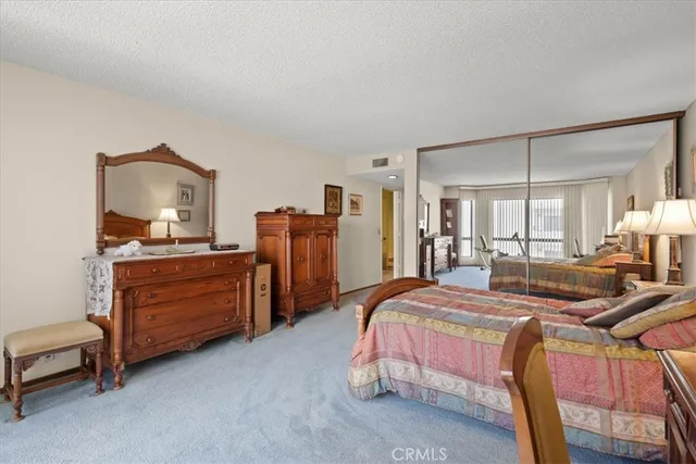 $924,900 | 10409 Riverside Drive, Unit 203, Toluca Lake, CA 91602