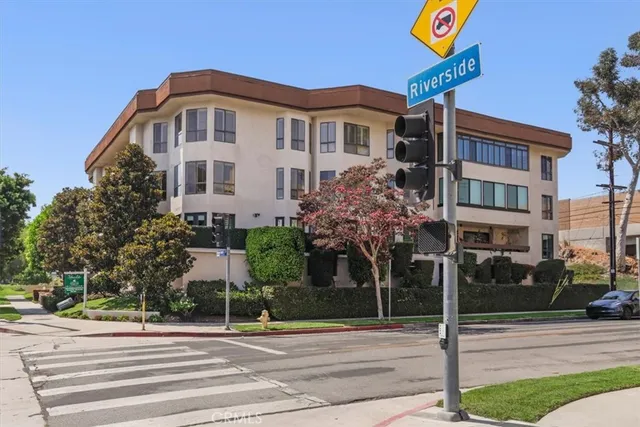 $924,900 | 10409 Riverside Drive, Unit 203, Toluca Lake, CA 91602