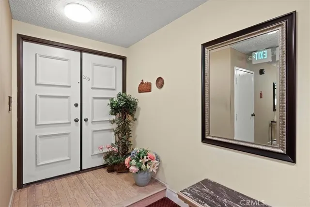 $924,900 | 10409 Riverside Drive, Unit 203, Toluca Lake, CA 91602