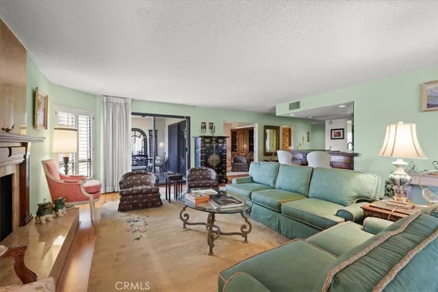 $924,900 | 10409 Riverside Drive, Unit 203, Toluca Lake, CA 91602