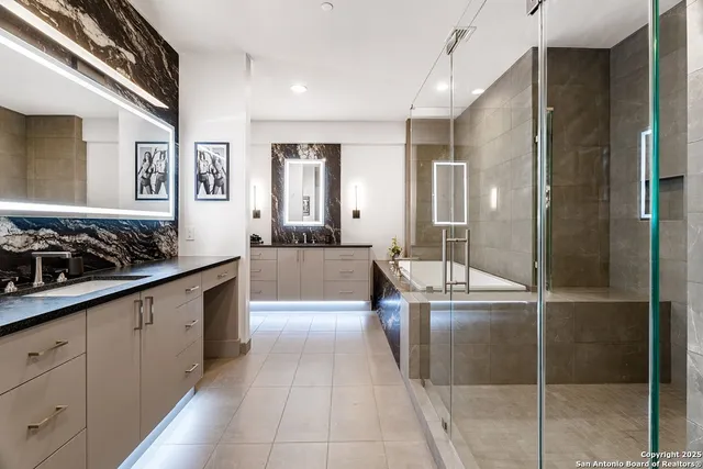 $2,639,000 | 610 East Market Street, Unit 3304, San Antonio, TX 78205