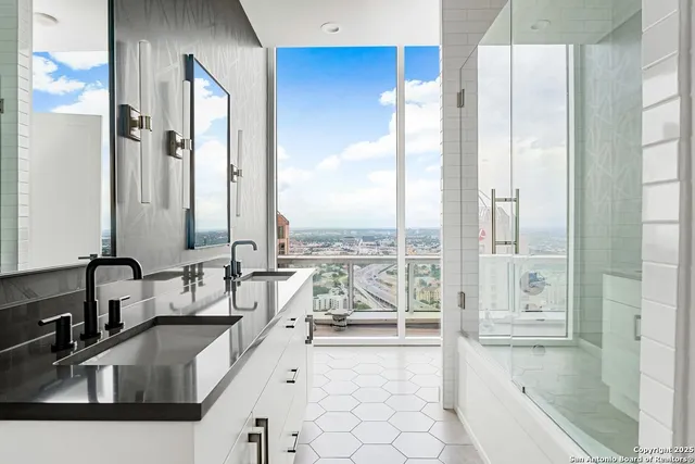 $2,639,000 | 610 East Market Street, Unit 3304, San Antonio, TX 78205