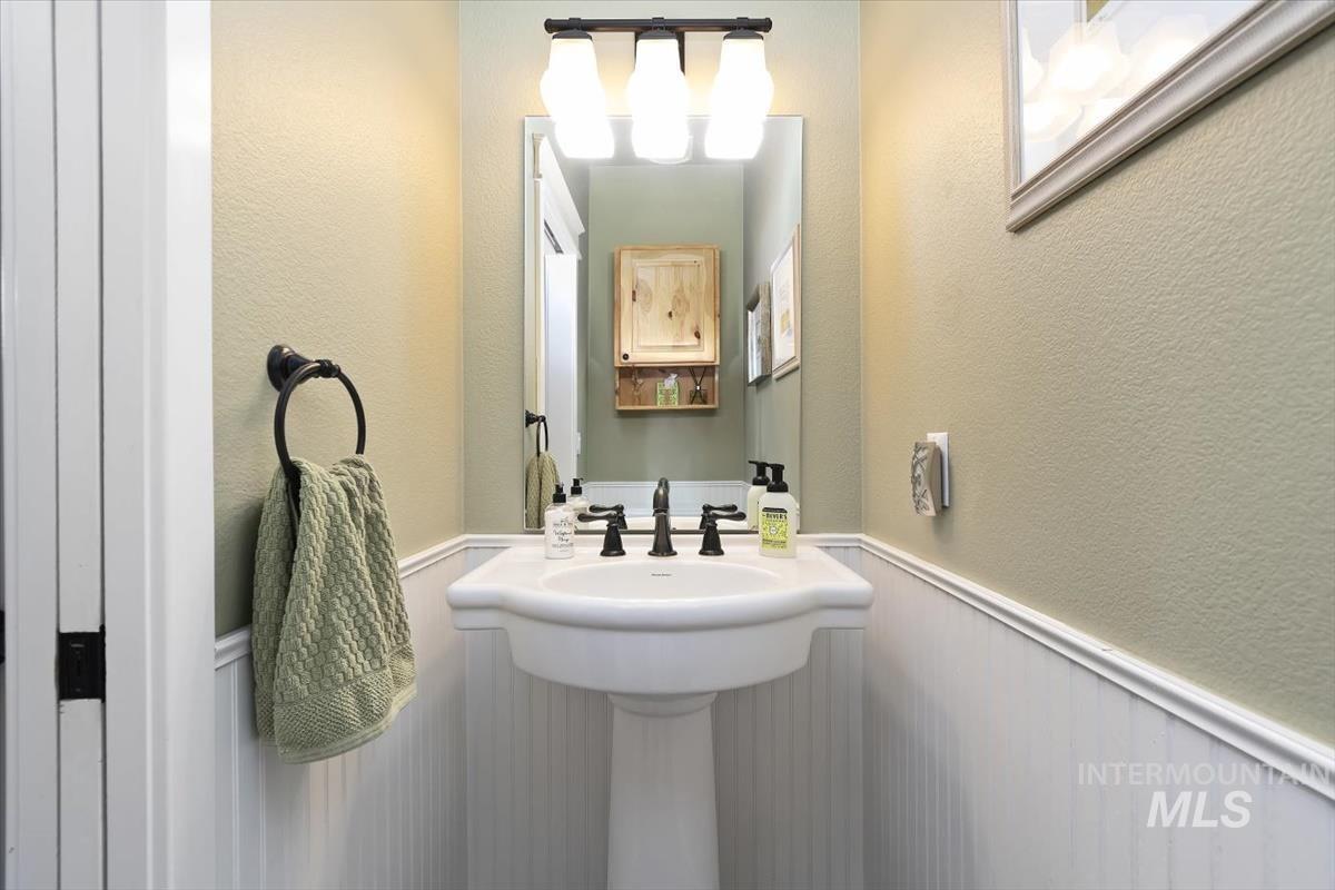 14111 Towers Drive Caldwell, ID 83607 - Photo 28 of 50 Bathroom featuring wainscoting and a textured wall
