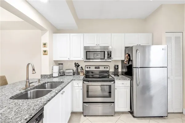 $2,200 | 1044 Woodshire Lane, Unit B211, Naples, FL 34105