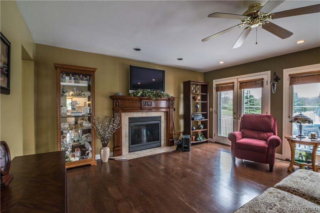 6289 Golf Club Road Howell, MI 48843 - Photo 13 of 35 13 living.jpg