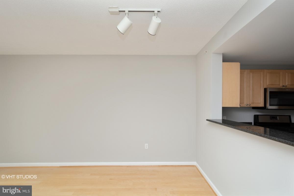 2726 Gallows Road, Unit 1202 Vienna, VA 22180 - Photo 10 of 24 a view of kitchen