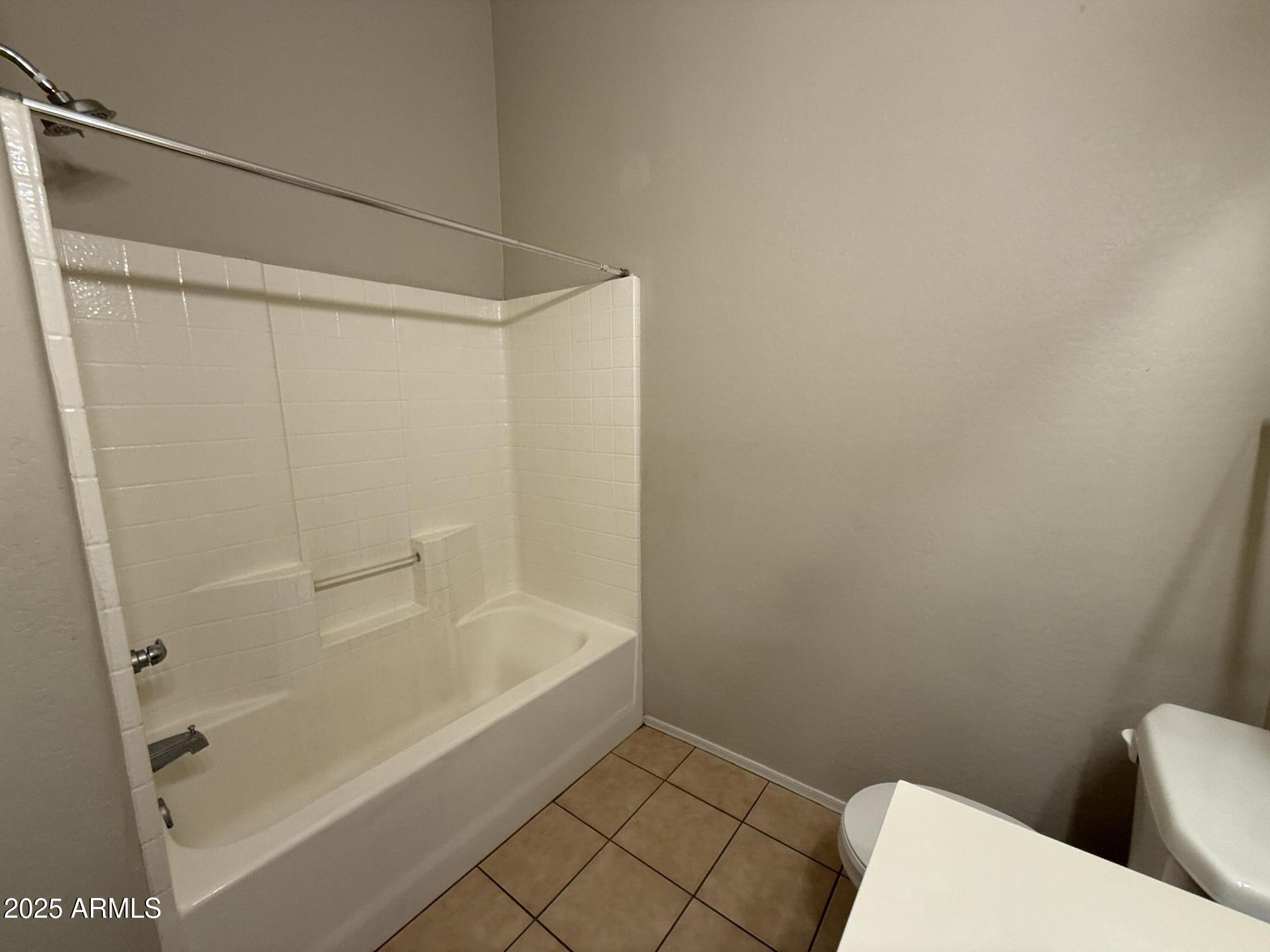2150 East Bell Road, Unit 1138 Phoenix, AZ 85022 - Photo 29 of 38 a bathroom with a bathtub and a toilet